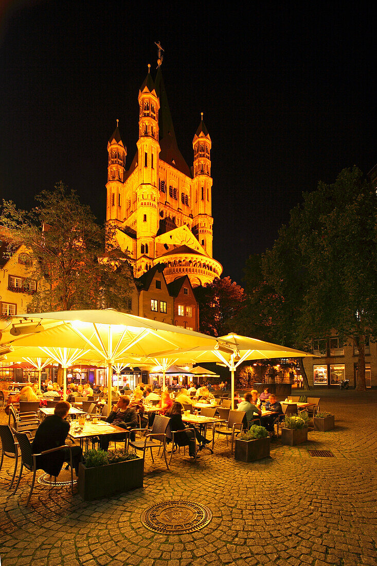 Street cafes in the evening light at the Fish market Groß St Martin church in the background, Cologne, river Rhine, North Rhine-Westphalia, Germany