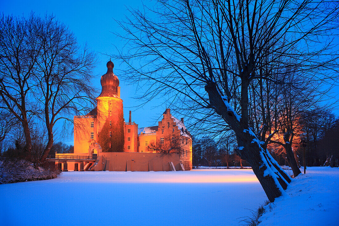 Gemen moated castle, near Borken, Muensterland, North Rhine-Westphalia, Germany