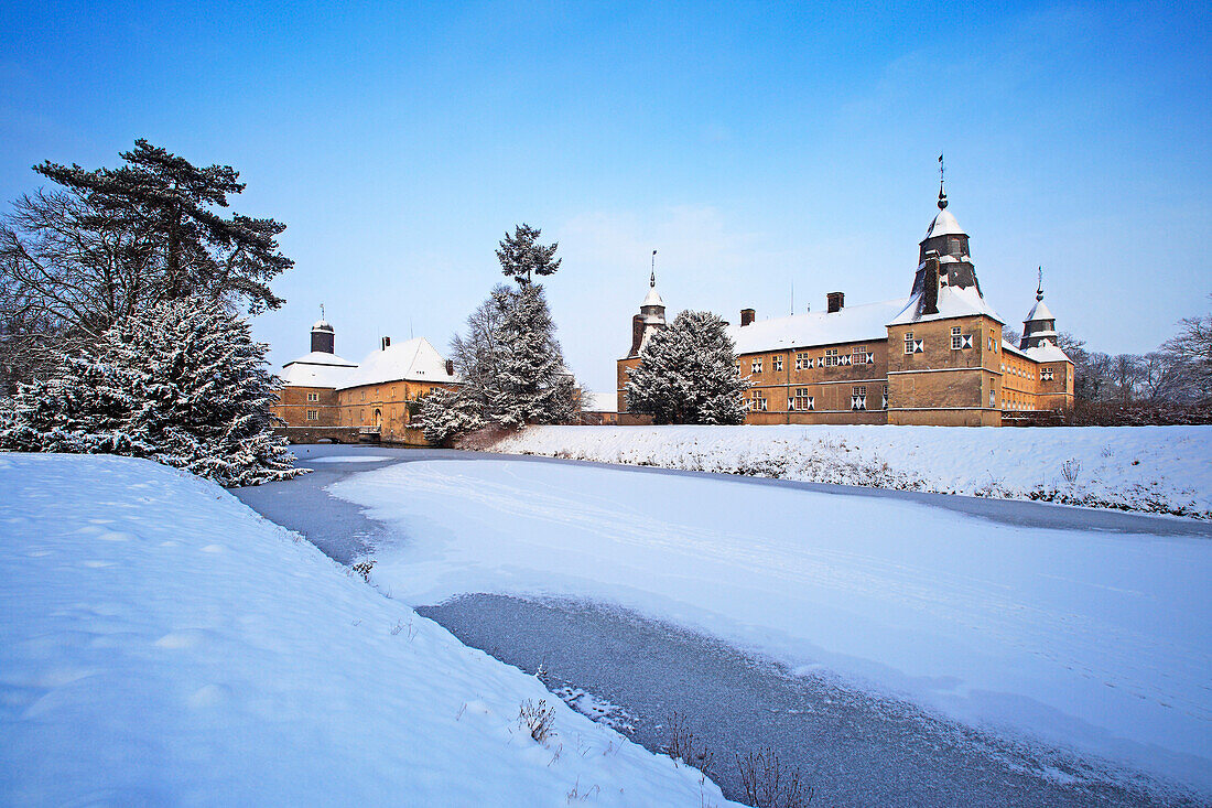 Westerwinkel moated castle, near Ascheberg, Muensterland, North Rhine-Westphalia, Germany