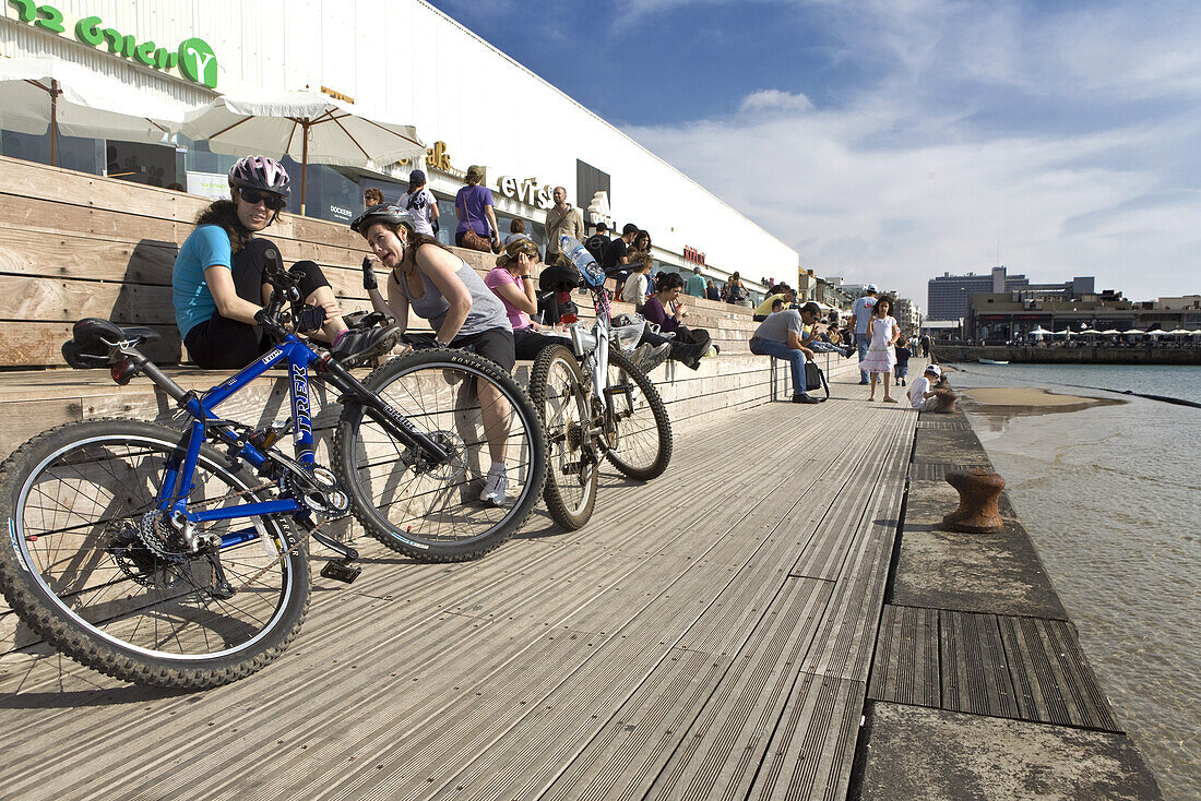 Fahrradfahrer machen eine Pause an der Strandpromenade, Namal, Tel Aviv, Israel, Naher Osten