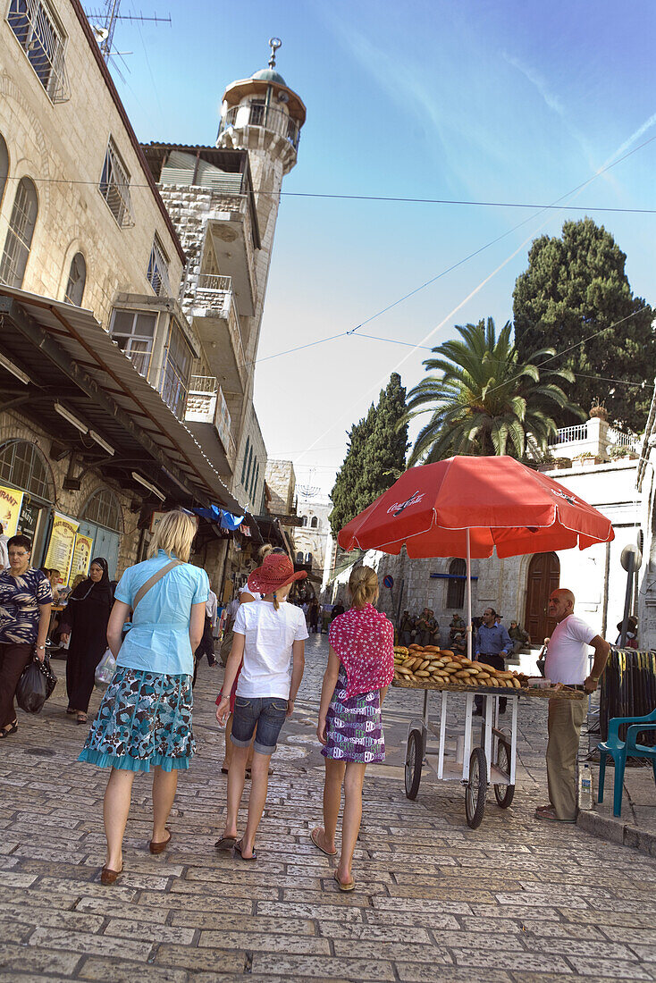 Touristen vor Verkaufsständen in den Gassen der Altstadt, Jerusalem, Israel, Naher Osten