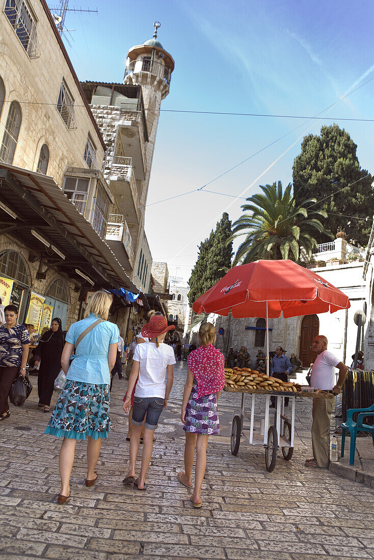 Tourists amongst the shop stalls in the alleys of the old town, Jerusalem, Israel, Middle East