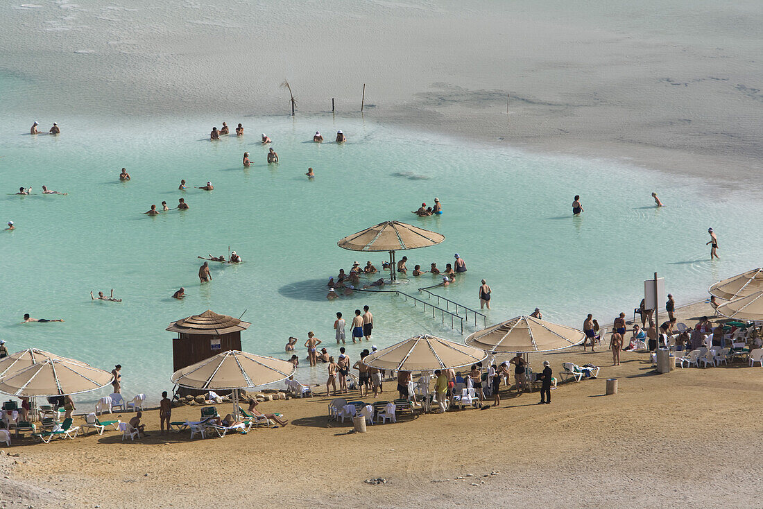 Blick auf Menschen am Strand und im Toten Meer, En Bokek, Israel, Naher Osten