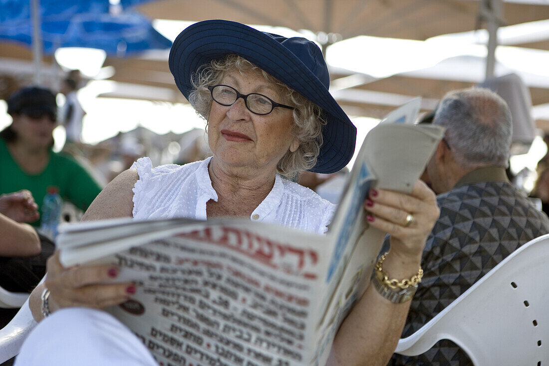 Alte Frau liest Zeitung, Gordon Beach, Tel Aviv, Israel, Naher Osten
