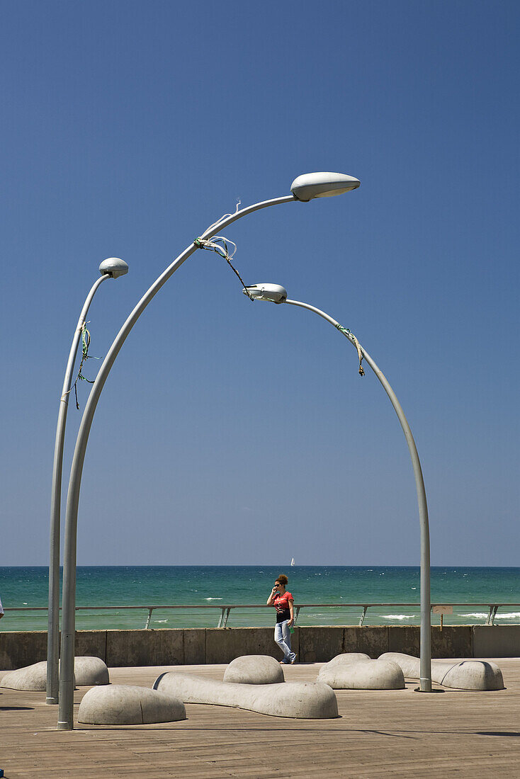 Strandpromenade mit Strassenlaternen im Sonnenlicht, Namal, Tel Aviv, Israel, Naher Osten