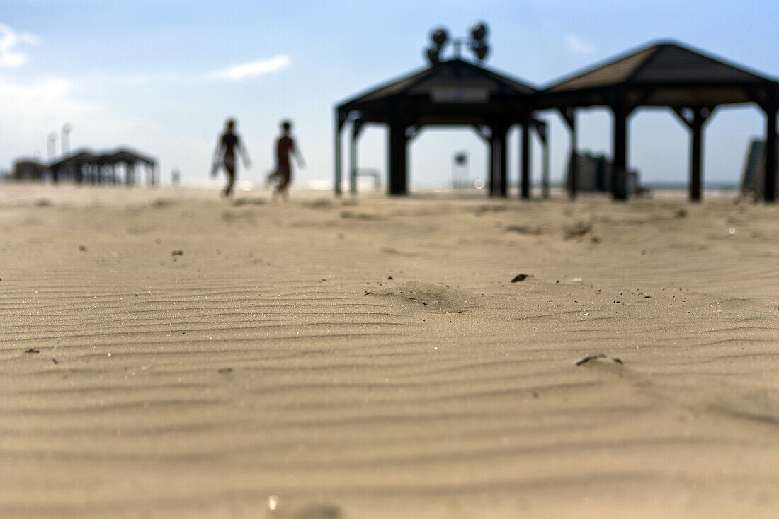 Pavillons und Menschen am Gordon Beach, Tel Aviv, Israel, Naher Osten