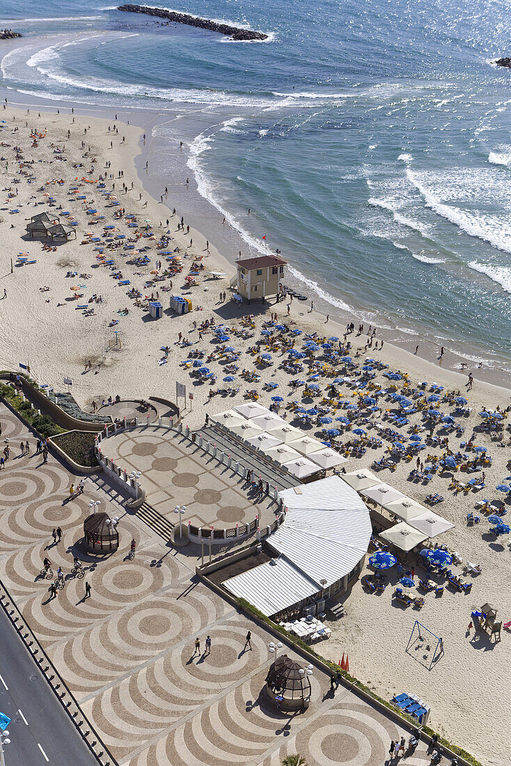 Menschen auf der Tayelet Strandpromenade und am Frishman Strand, Tel Aviv, Israel, Naher Osten