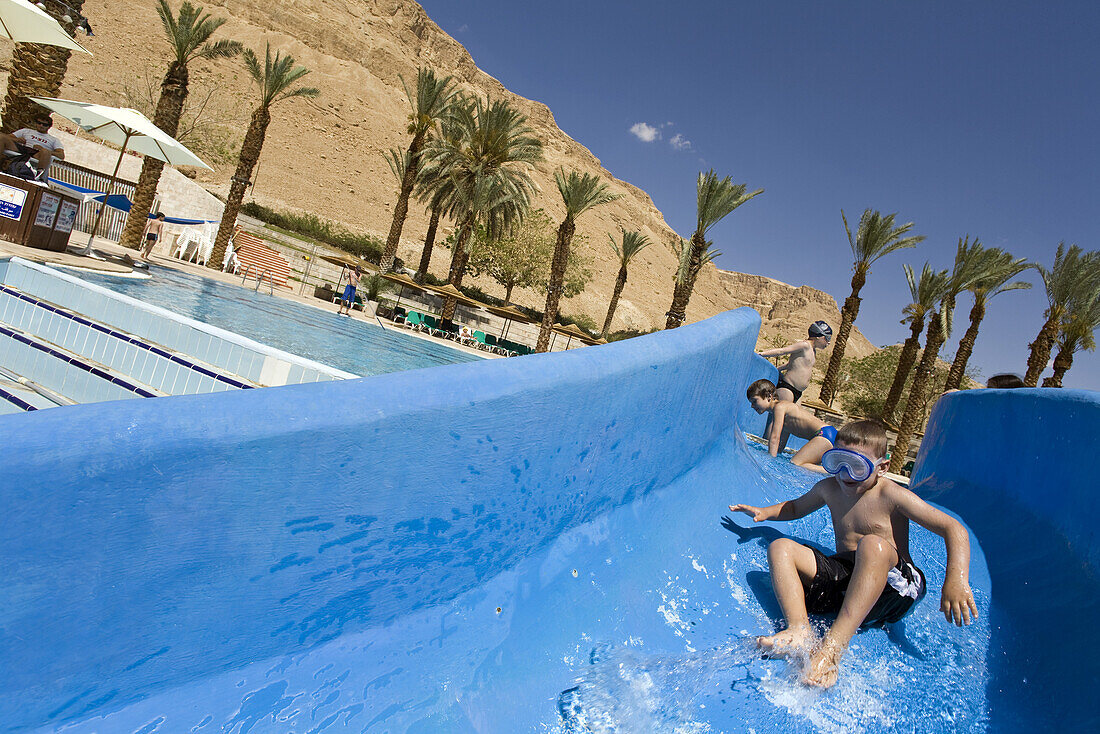 Jungen auf einer Wasserrutsche am Pool des Meridean Hotel Resort, En Bokek, Israel, Naher Osten