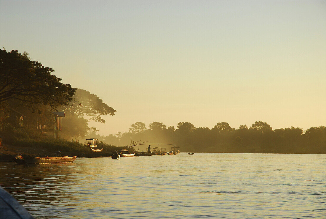 Boote auf dem Mekong in der Morgendämmerung, Südlaos, Laos, Asien