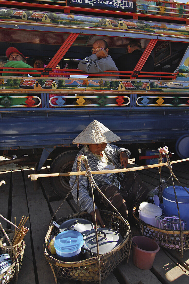 Händlerin und als Bus genutzter LKW auf Fähre über den Mekong, Südlaos, Laos, Asien