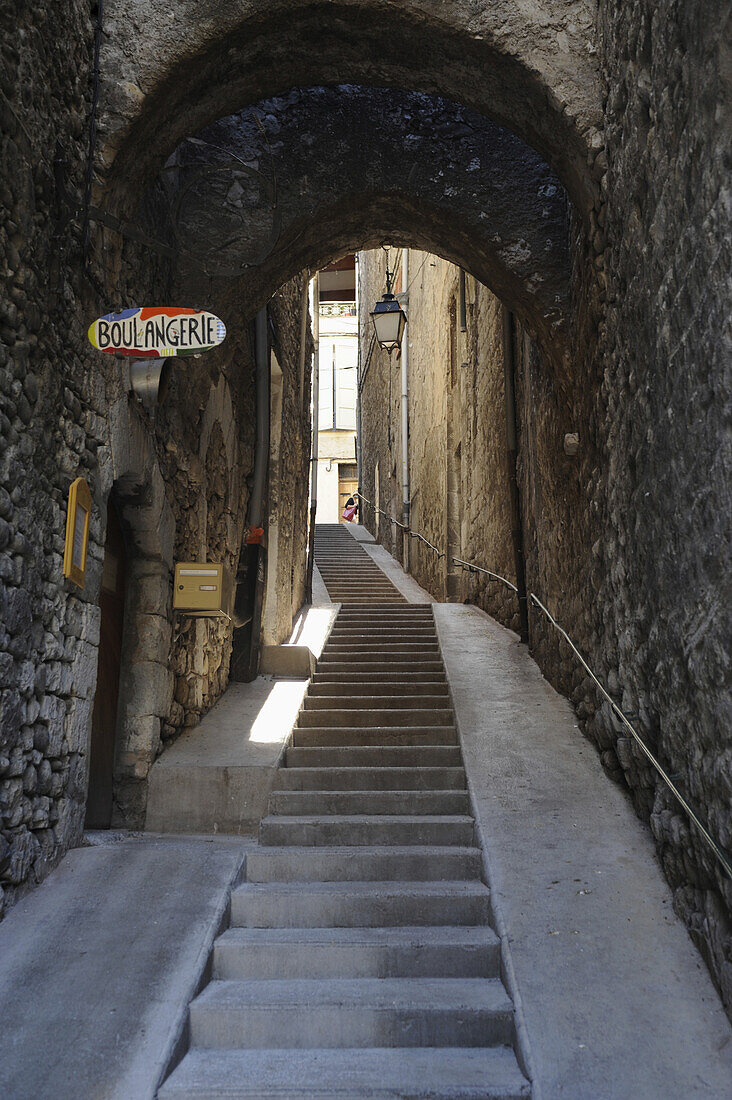 Treppe und Durchgang zwischen Häusern mit Schild Boulangerie, Sisteron, Haute Provence, Frankreich, Europa