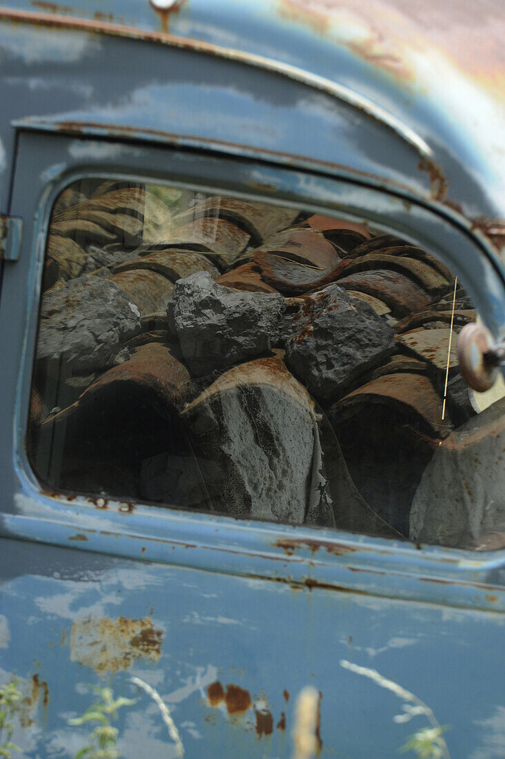 Ausrangierter Lkw mit Spiegelung von Dachziegeln, Provence, Frankreich, Europa