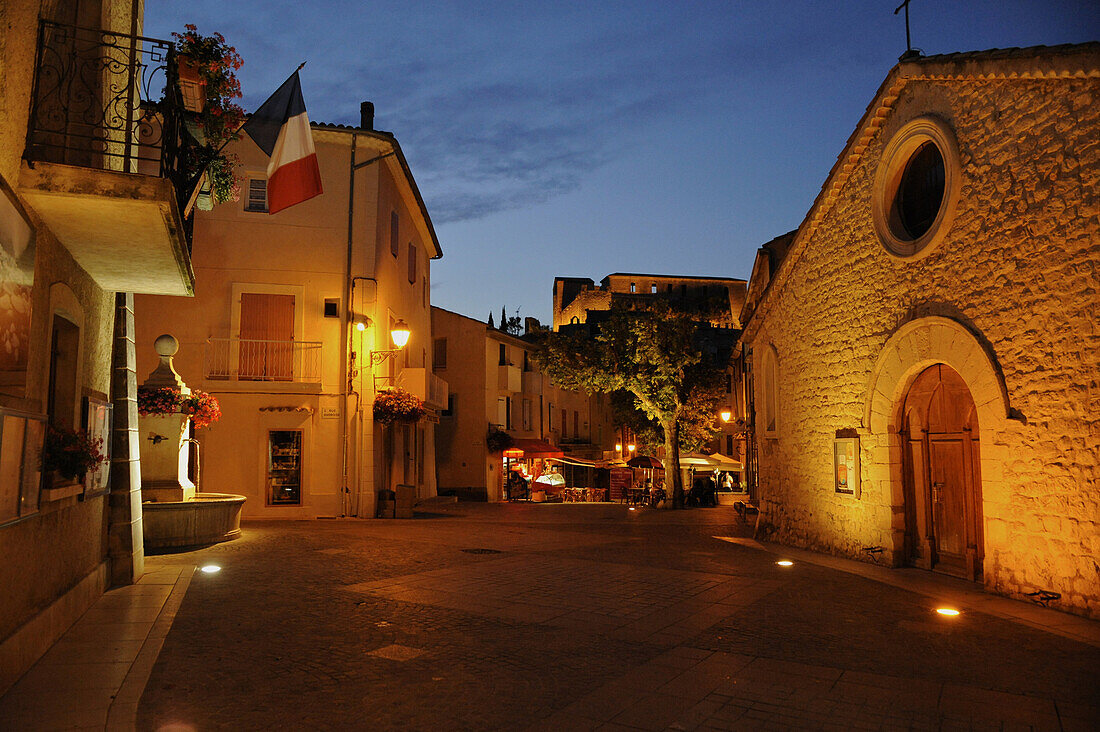 Häuser und Strasse im abendlich beleuchteten Greoux les Baines, Provence, Frankreich, Europa