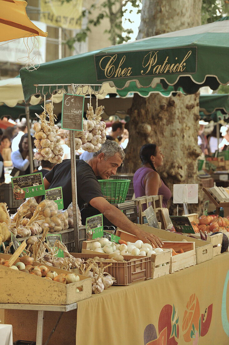 Market stall with onions and garlic, Aix-en-Provence, Provence, France, Europe