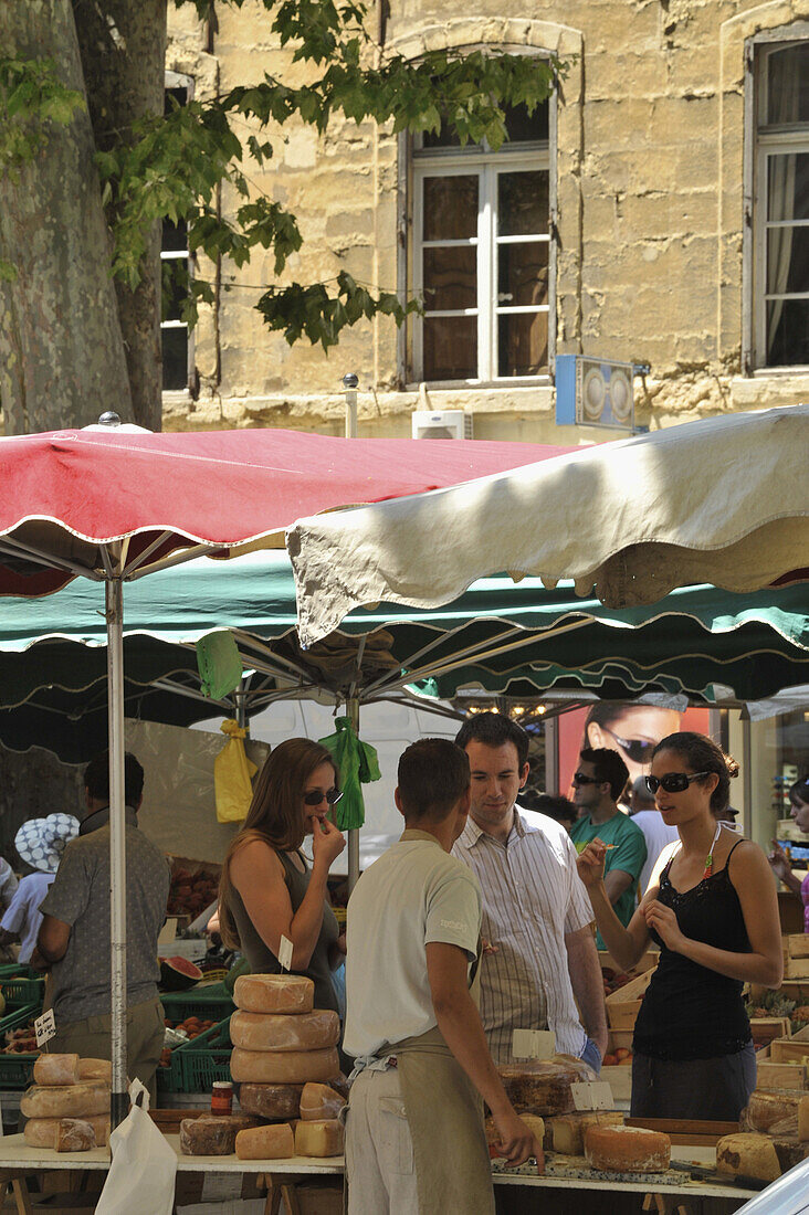 Menschen an einem Käsestand auf dem Markt, Aix-en-Provence, Provence, Frankreich, Europa
