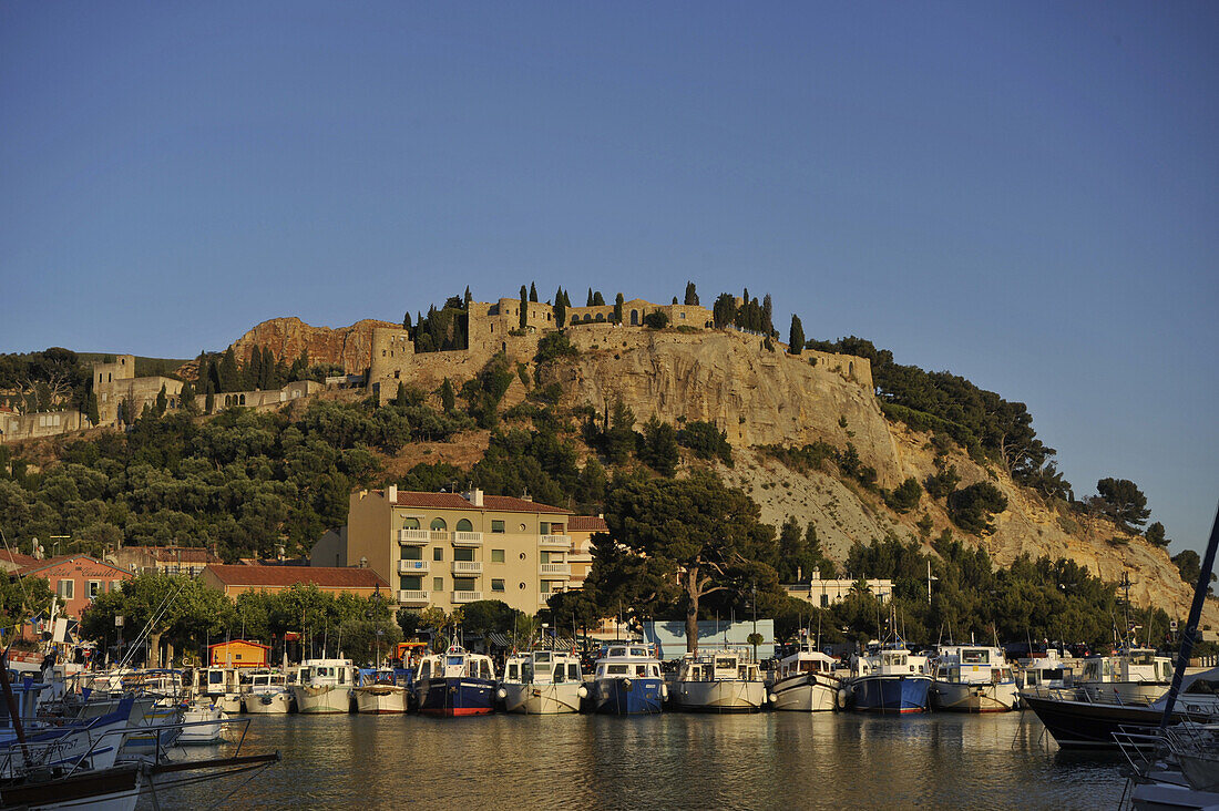 Blick auf Boote im Hafen und Burg, Cassis, Côte d´Azur, Bouches-du-Rhone, Provence, Frankreich, Europa