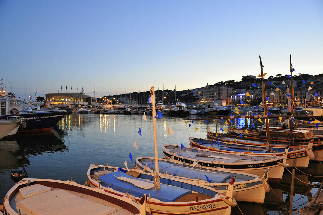 Boote im Hafen am Abend, Cassis, Côte d´Azur, Bouches-du-Rhone, Provence, Frankreich, Europa