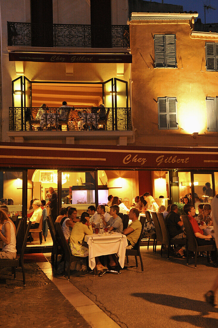 Menschen in Straßenrestaurants am Hafen am Abend, Cassis, Côte d´Azur, Bouches-du-Rhone, Provence, Frankreich, Europa