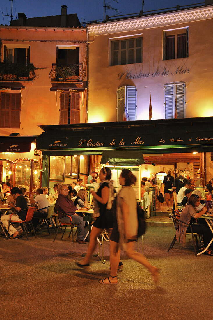 Menschen in Straßenrestaurants am Hafen am Abend, Cassis, Côte d´Azur, Bouches-du-Rhone, Provence, Frankreich, Europa