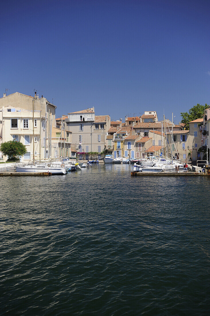 Houses and boats at the channel at Martigues, Cote d´Azur, Bouches-du-Rhone, Provence, France, Europe