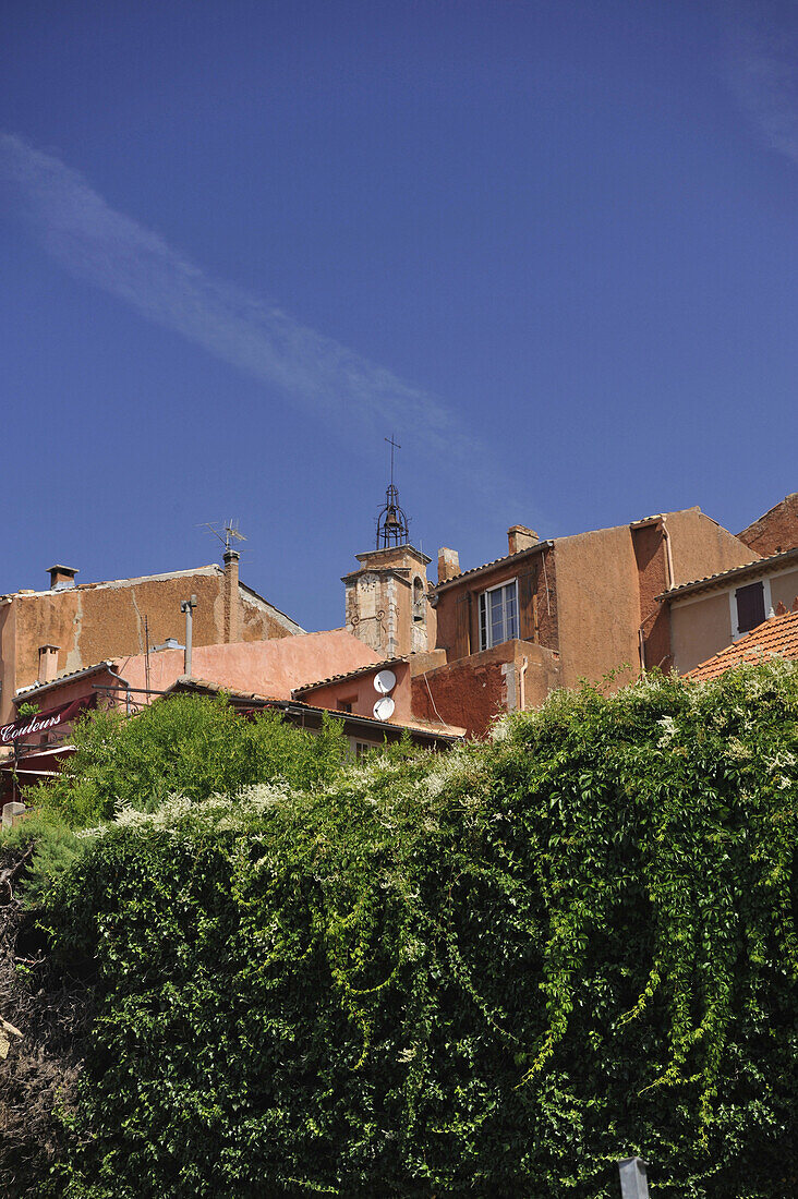 Ocker farbene Häuser im Sonnenlicht, Roussillion, Vaucluse, Provence, Frankreich, Europa
