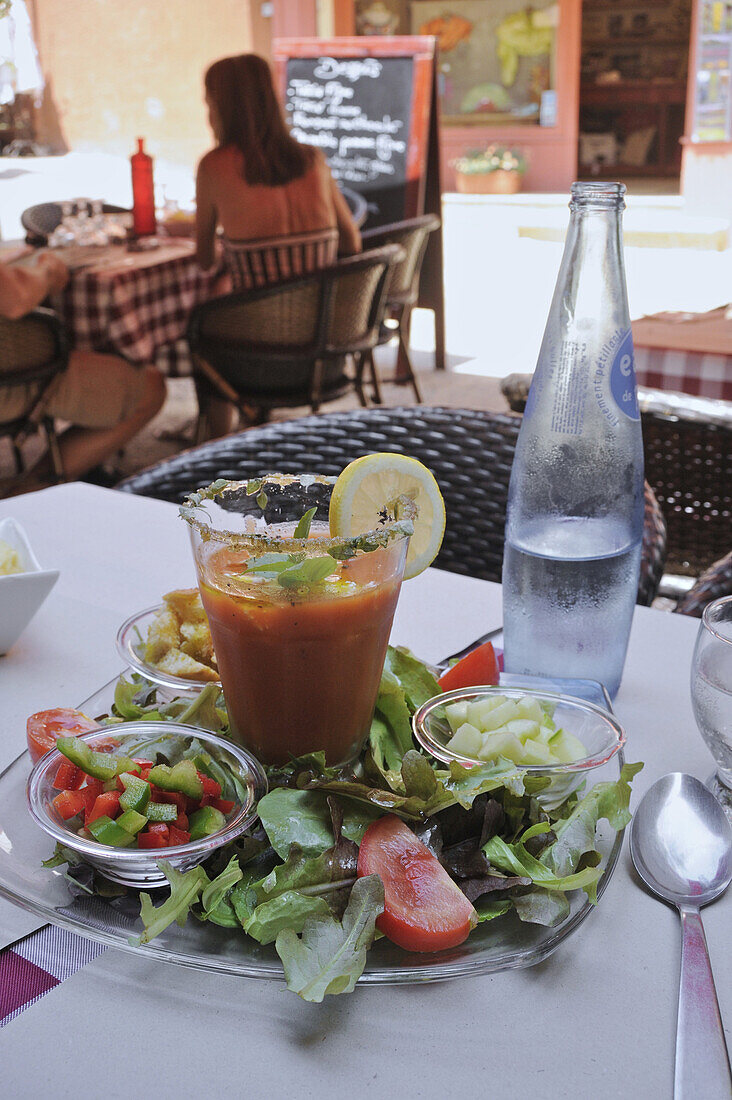 Gazpacho Suppe in einem Restaurant in Roussillon, Vaucluse, Provence, Frankreich, Europa