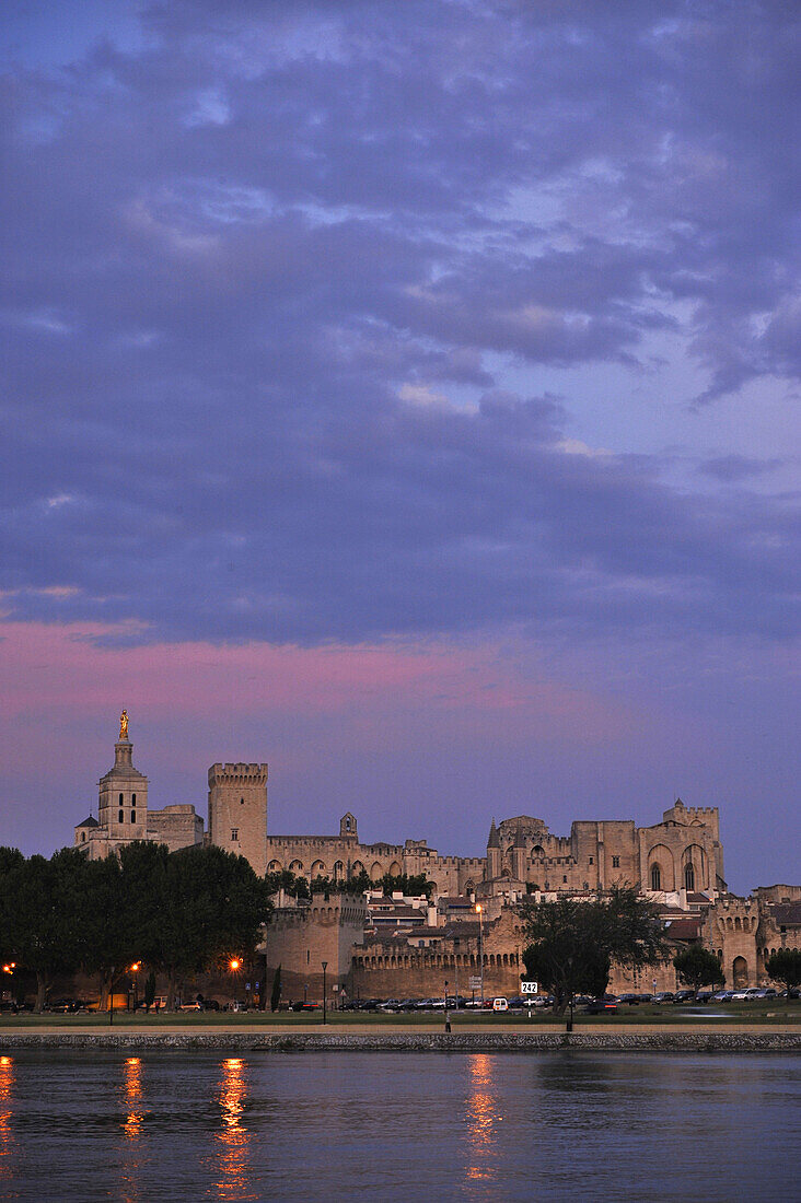 Blick über die Rhone auf Stadtmauer, Kathedrale Notre-Dame-des-Doms und Papstpalast im Abendrot, Avignon, Vaucluse, Provence, Frankreich, Europa