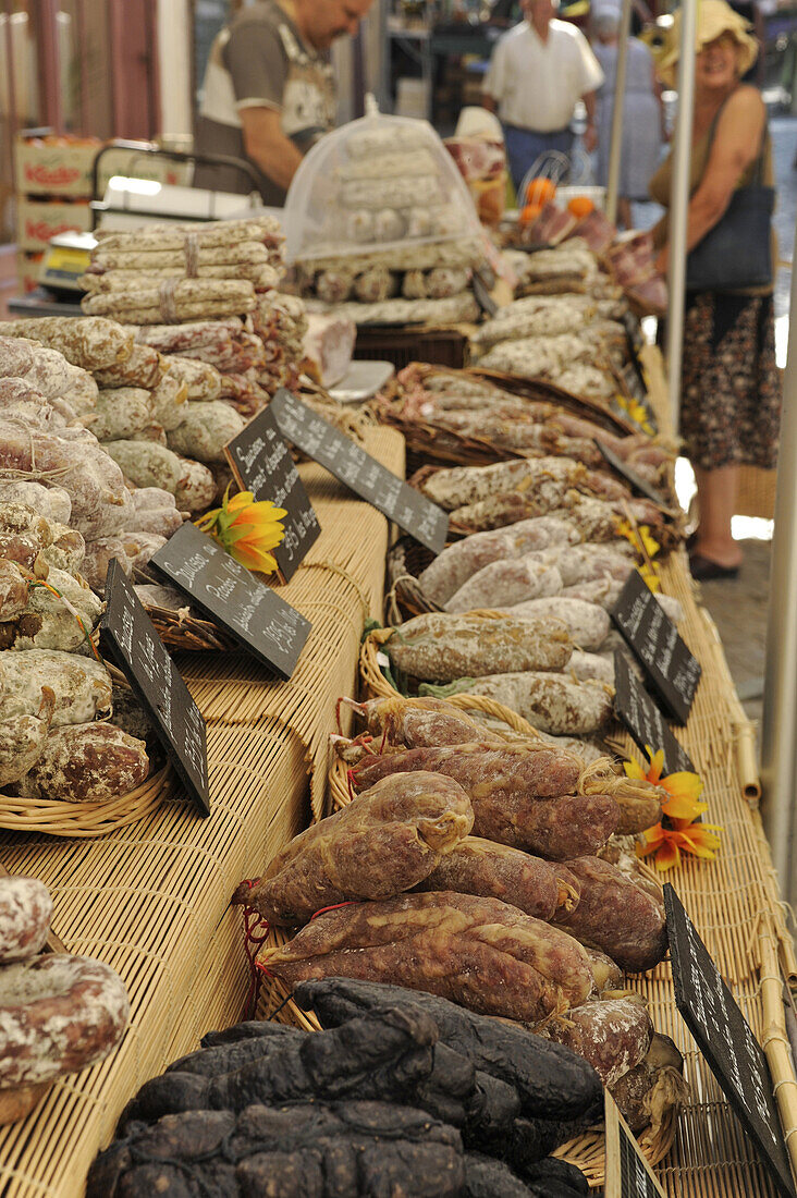 Wurst auf dem provencalischen Markt in Buis, Buis-les-Baronnies, Haute Provence, Frankreich, Europa