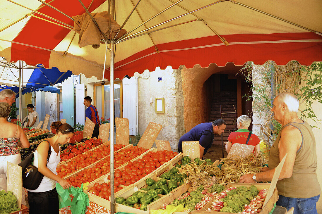 Menschen an Gemüsestand auf provencalischem Markt in Buis, Buis-les-Baronnies, Haute Provence, Frankreich, Europa