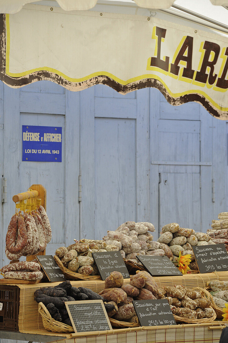 Marktstand mit Wurst auf provencalischem Markt in Buis, Buis-les-Baronnies, Wurst, Haute Provence, Frankreich, Europa
