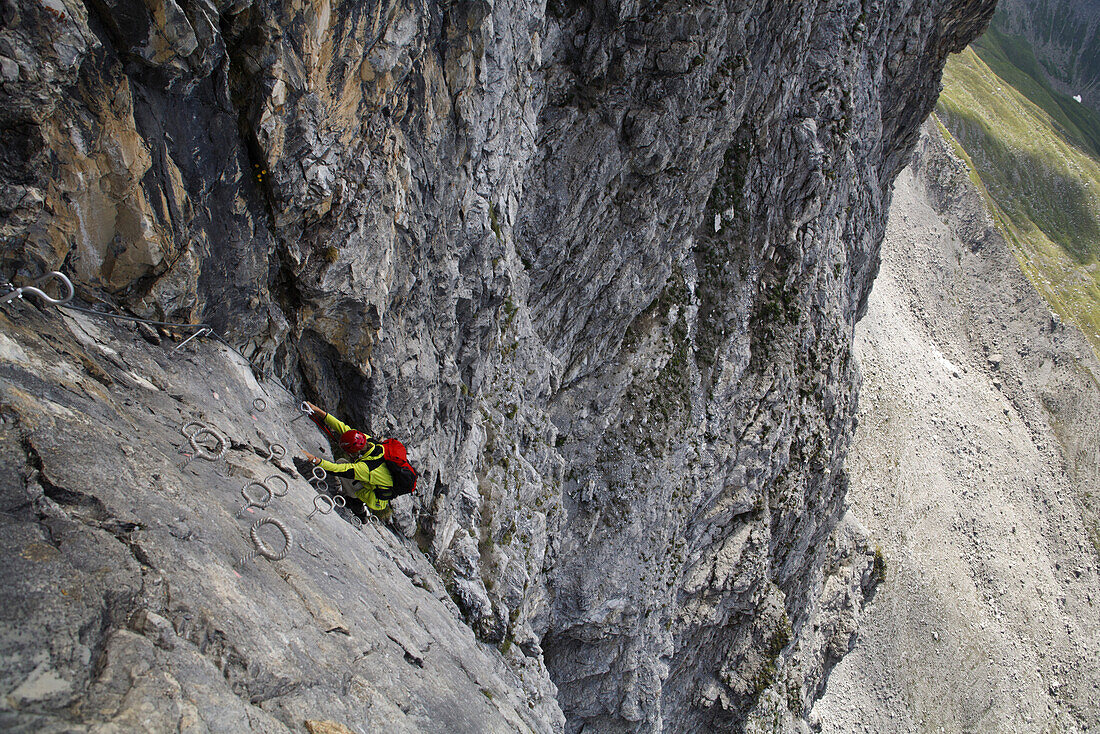 Frau klettert in der Senda Ferrata verticala, Piz Mitgel, Savognin, Graubünden, Schweiz