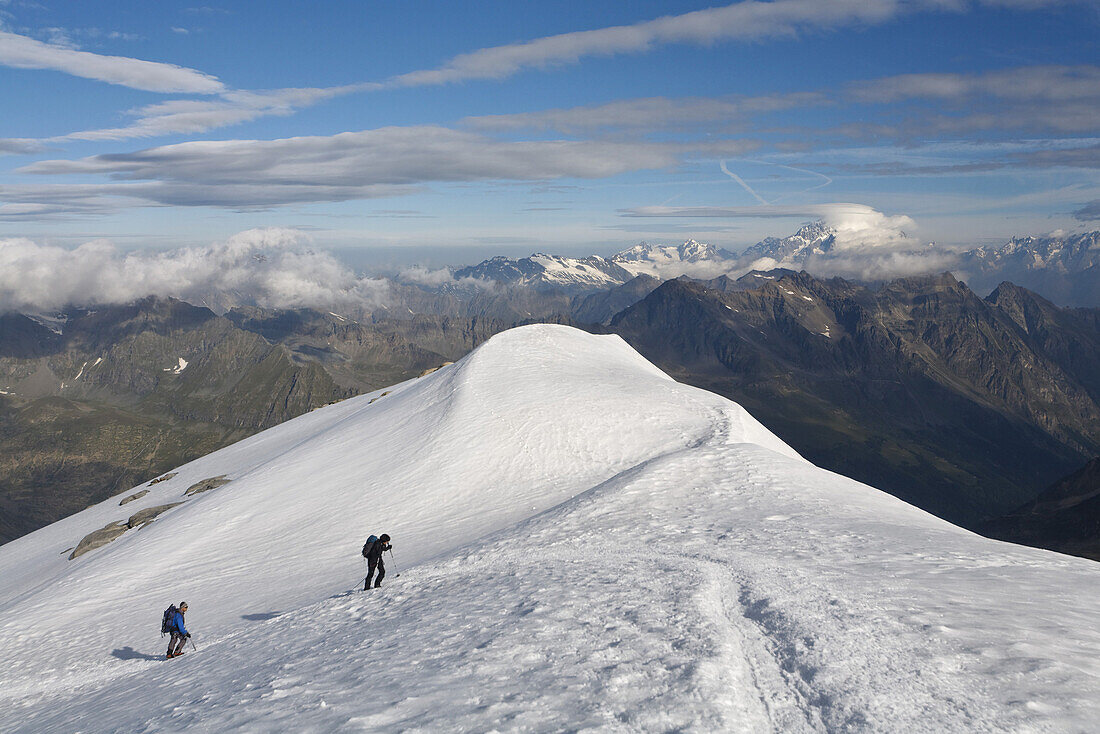 Climbers on Ghiacciaio del Lavenciau, north route to Gran Paradiso, Gran Paradiso National Park, Aosta valley, Italy