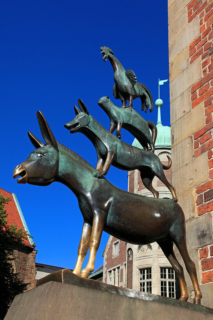 Standbild der Bremer Stadtmusikanten unter blauem Himmel, Hansestadt Bremen, Deutschland, Europa