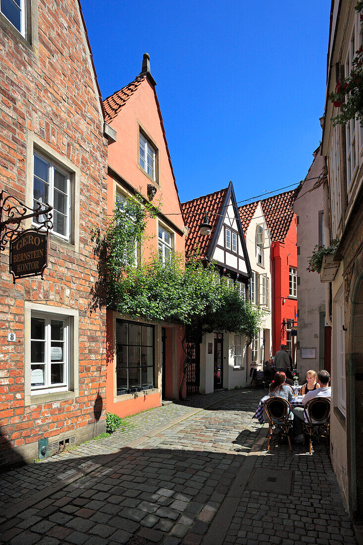 Menschen im Strassencafe und historische Häuser im Schnoor Viertel, Hansestadt Bremen, Deutschland, Europa