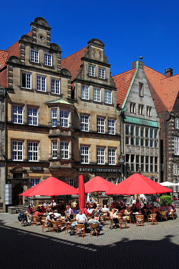 Historische Bürgerhäuser und Strassencafes am Marktplatz unter blauem Himmel, Hansestadt Bremen, Deutschland, Europa