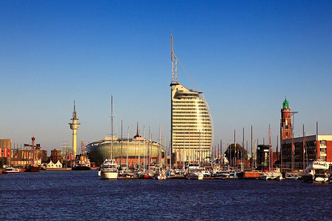 Neuer Hafen mit Fernsehturm, Klimahaus 8° Ost, Atlantic Hotel Sail City und Leuchtturm Loschenturm, Bremerhaven, Hansestadt Bremen, Deutschland, Europa