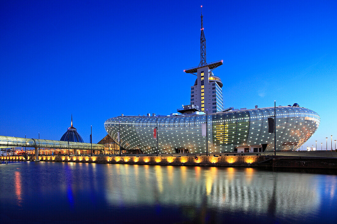 Neuer Hafen mit Mediterraneum, Klimahaus 8° Ost und Atlantic Hotel Sail City am Abend, Bremerhaven, Hansestadt Bremen, Deutschland, Europa