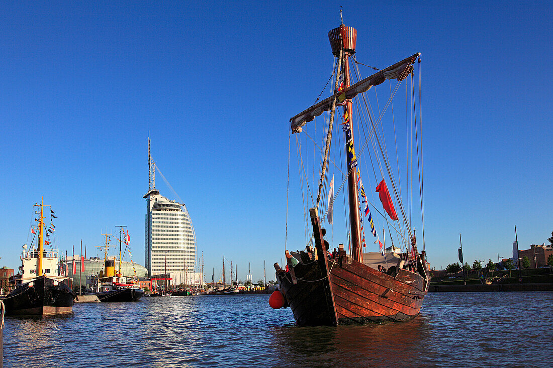 Historisches Schiff beim Anlegen im Hafen, Klimahaus 8° Ost und Atlantic Hotel Sail City, Bremerhaven, Hansestadt Bremen, Deutschland, Europa