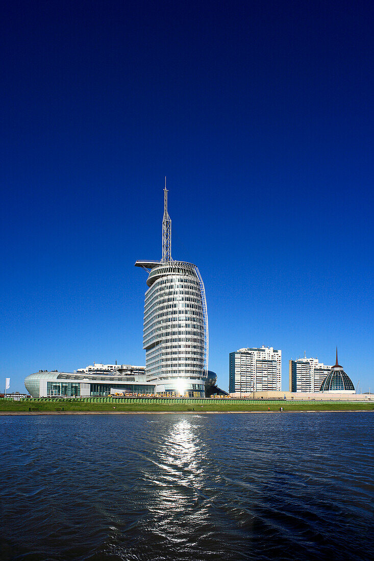 Blick zum neuen Hafen mit  Klimahaus 8° Ost, Atlantic Hotel Sail City und Einkaufszentrum Mediterraneum, Bremerhaven, Hansestadt Bremen, Deutschland, Europa