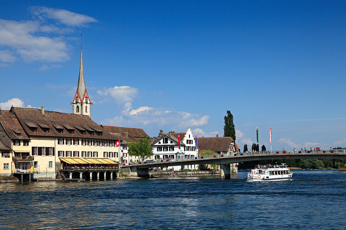 Blick auf Häuser und Brücke am See, Stein am Rhein, Hochrhein, Bodensee, Untersee, Kanton Schaffhausen, Schweiz, Europa
