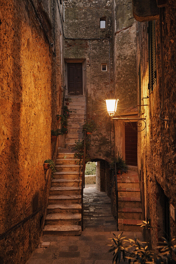 Enge Gasse und Durchgang in mittelalterlicher Stadt am Abend, Capalbio, Maremma, Provinz Grosseto, Toskana, Italien, Europa