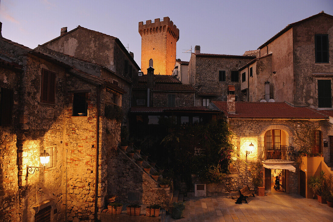 Häuser und Turm in mittelalterlicher Stadt in der Abenddämmerung, Capalbio, Maremma, Provinz Grosseto, Toskana, Italien, Europa