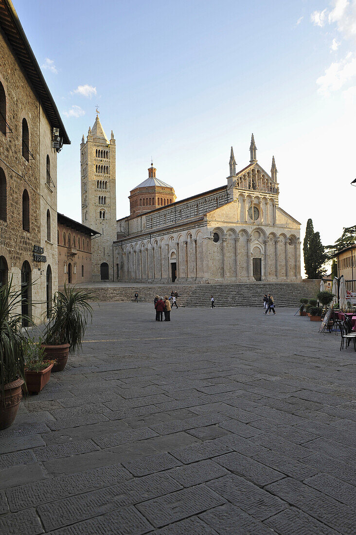 Menschen auf einem Platz und Kathedrale in Massa Marittima, Provinz Grosseto, Toskana, Italien, Europa