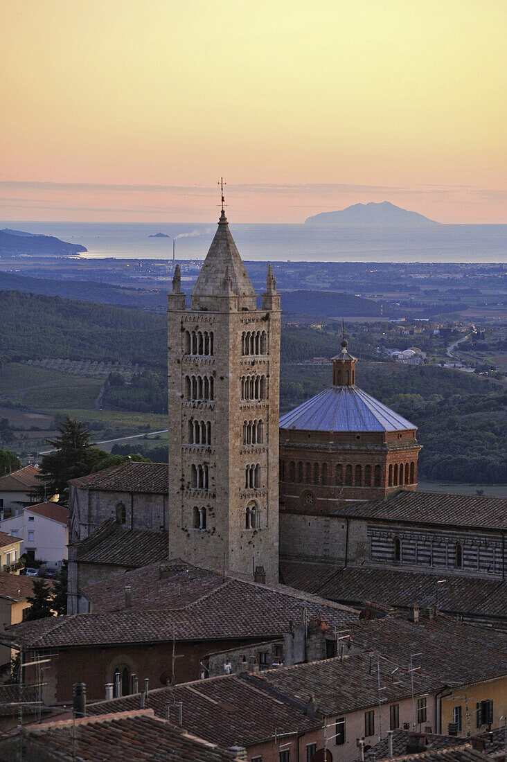 Kathedrale San Cerbone und Blick zum Meer in Massa Marittima am Abend, Provinz Grosseto, Toskana, Italien, Europa