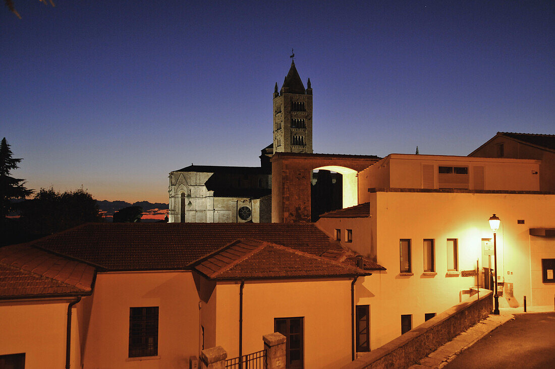 Häuser und Kathedrale San Cerbone am Abend, Massa Marittima, Provinz Grosseto, Toskana, Italien, Europa