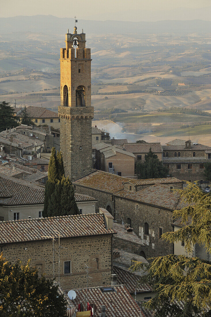 Blick über die Stadt im Herbst, Montalcino, südliche Toskana, Italien, Europa