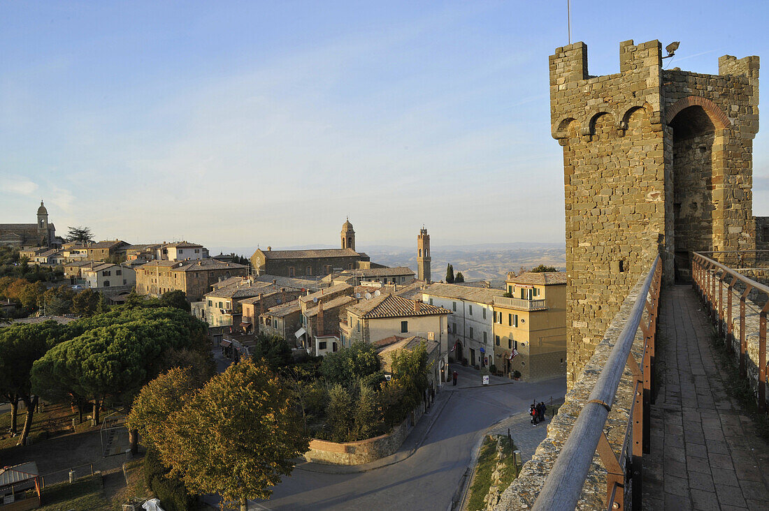 Turm der Festung und Blick über die Stadt Montalcino, südliche Toskana, Italien, Europa