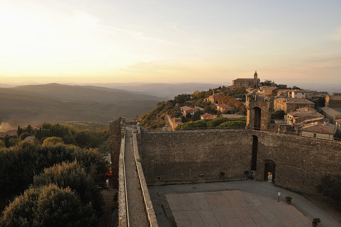 Blick von der Festung über die abendliche Stadt im Herbst, Montalcino, südliche Toskana, Italien, Europa