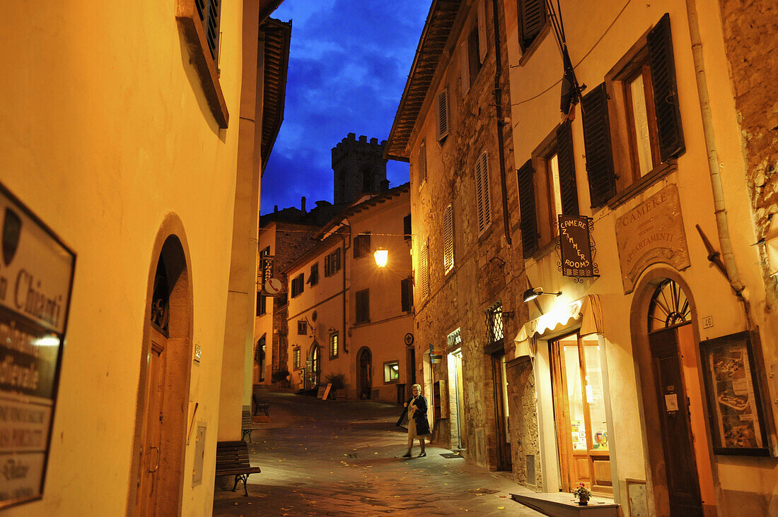 Gasse in der Altstadt in Radda am Abend, Chianti, Toskana, Italien, Europa