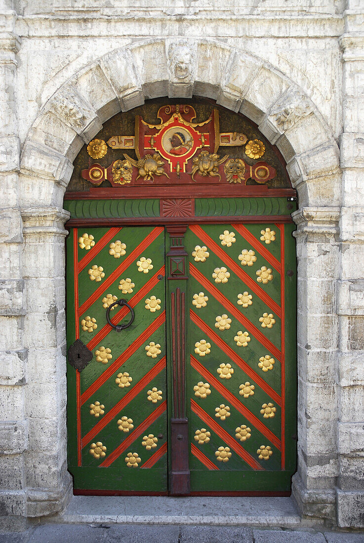 Verzierte Tür am Haus der Bruderschaft der Schwarzhäupter, Tallinn, Estland, Europa